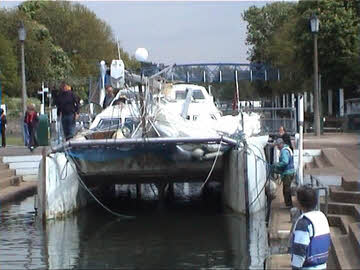 Entering Tedington Lock