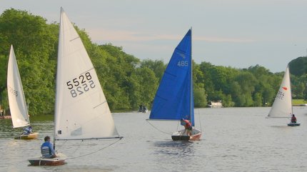 4 boats running to Sunbury  lock